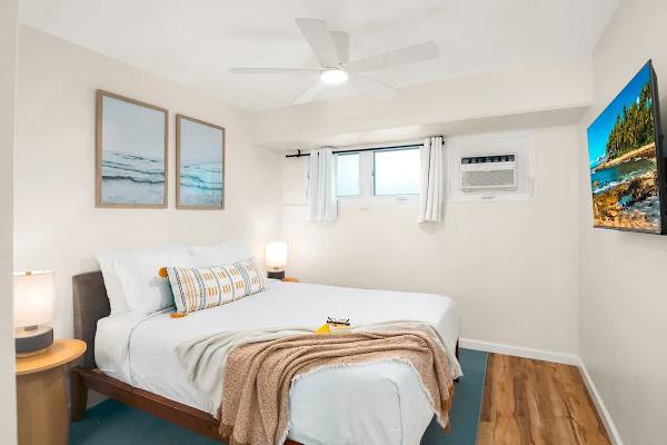 2nd bedroom with queen-size bed, AC, and 43'' Smart TV.