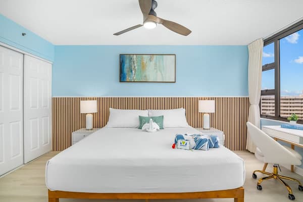 Bedroom with 2 bedside lamps.