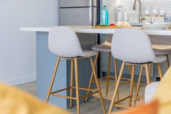 Dining area with 4 bar stools.