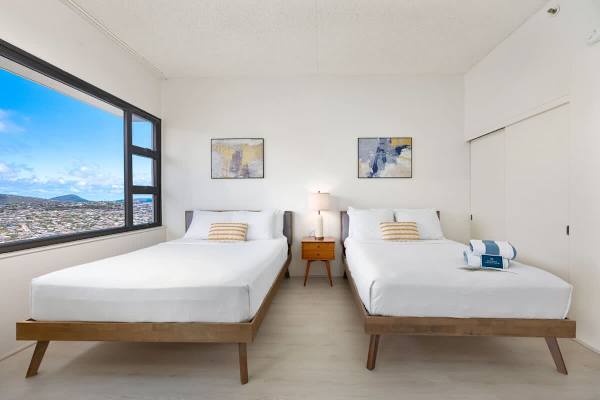 Bedroom with queen-size and full-size beds