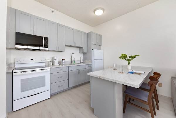 Full-equipped kitchen and dining area with 4 chairs