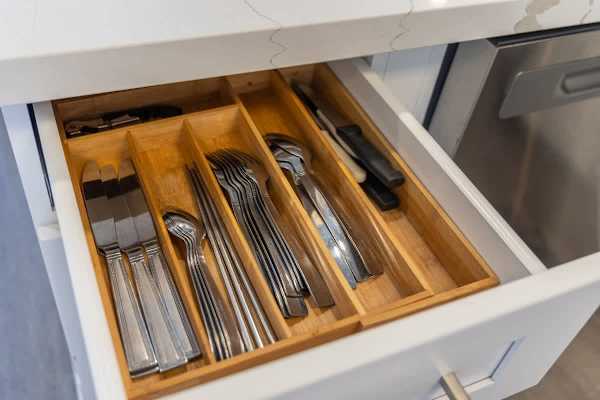 Available utensils in the kitchen.