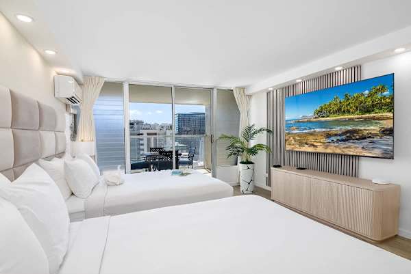 Have a relaxing stay in your newly renovated condo with 2 queen-size beds with Beautyrest PressureSMart 2.0 Plush 11.75'' mattress and 75'' Toshiba Smart TV.