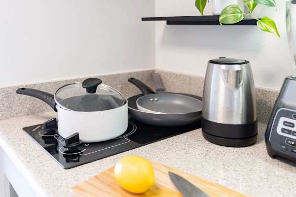 Available appliances in the kitchenette