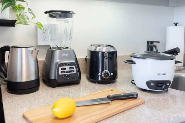 Available appliances in the kitchenette