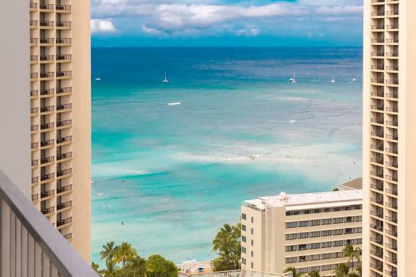 Waikiki studio w/ pool, sauna & city views