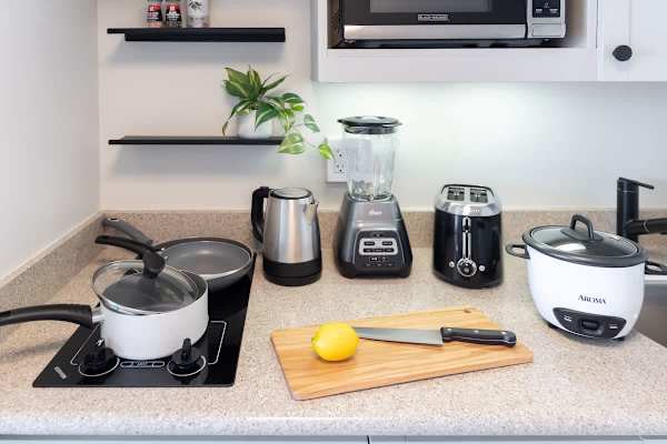 Available appliances in the kitchenette