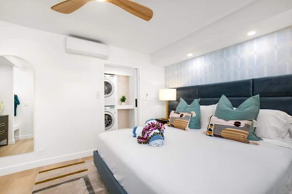 Schlafzimmer mit Kingsize-Bett und 50-Zoll-Flachbildfernseher