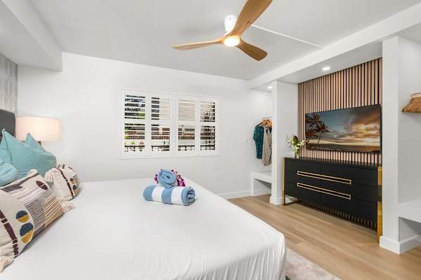 Schlafzimmer mit Kingsize-Bett und 50-Zoll-Flachbildfernseher