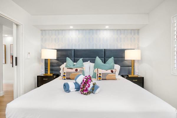 Schlafzimmer mit Kingsize-Bett