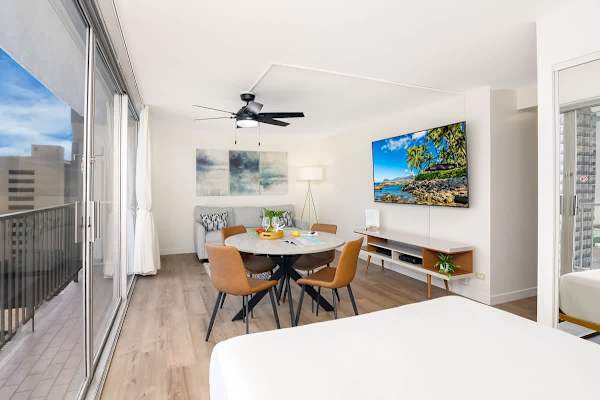 Queen-sized sleeper sofa and dining area for 4