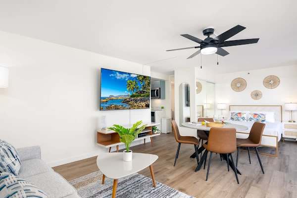 Discover your Hawaiian escape in this bright, modern studio, featuring a 75" smart TV and a dining table with 4 chairs!