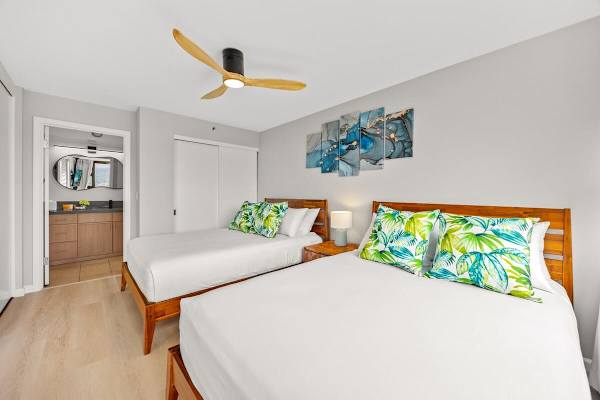 2 queen-sized beds in the bedroom