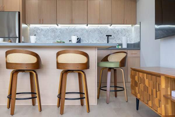 Breakfast bar with 4 chairs
