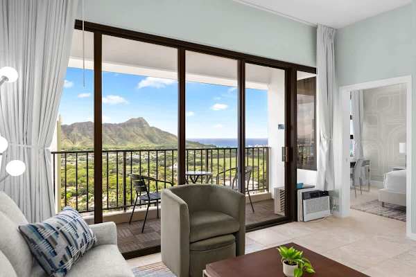 Beautiful views of the Diamond Head Mountain and Ocean from the living room