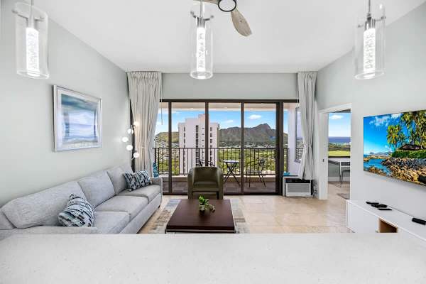 Beautiful views of the Diamond Head Mountain and Ocean from the living room