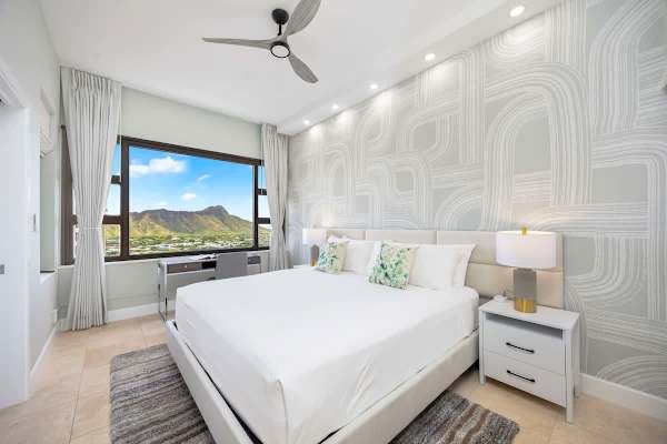 Relax in your bedroom with king-sized bed and beautiful view of the Diamond Head Mountain