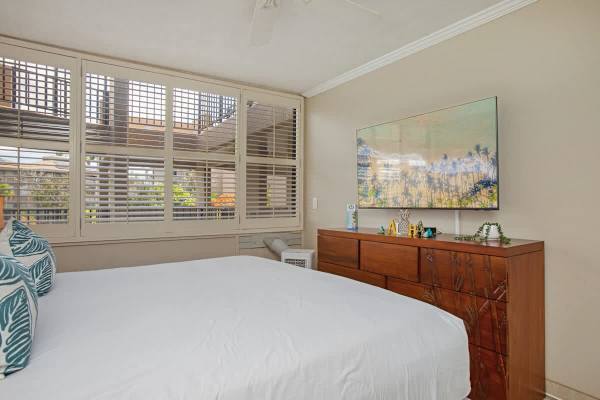 King-size bed and 32" TV in the bedroom