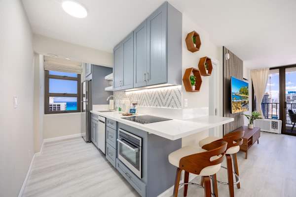 Full-equipped kitchen and dining area with 2 bar chairs