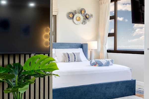King-sized bed in the bedroom