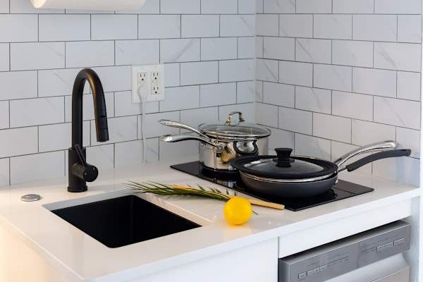 Want to cook or heat your meals? No worries, this studio has a cooktop with 2 burners!