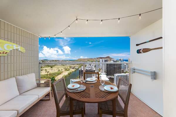 Look at that majestic Diamond Head Mountain while having a meal with your loved ones!