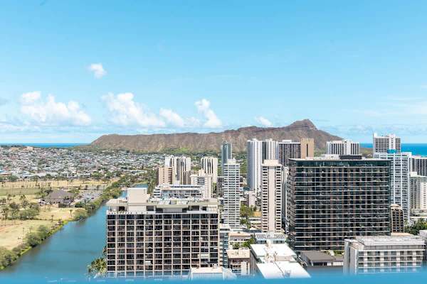 Feed your eyes with the majestic view of Diamond Head Mountain straight from the balcony!