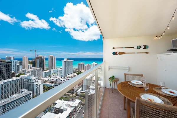 Enjoy the view of the ocean from the balcony while having breakfast with your loved ones!