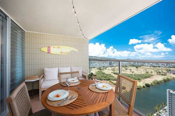 Such a perfect day to have a meal with your loved ones on this private balcony while indulging your eyes in the beautiful scenery!
