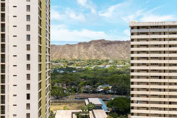 Wake up to your iconic view of Diamond Head, framed by the vibrant Honolulu skyline and lush Hawaiian landscape.