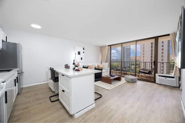 Discover your ideal retreat in this stylish and spacious apartment, featuring a welcoming ambiance and a refreshing balcony.