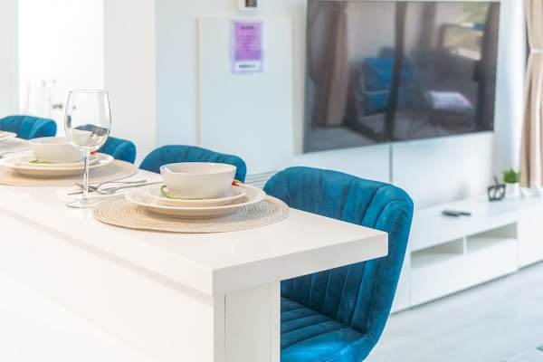 Enjoy a delightful meal or a casual chat at the inviting breakfast bar with 4 chairs.