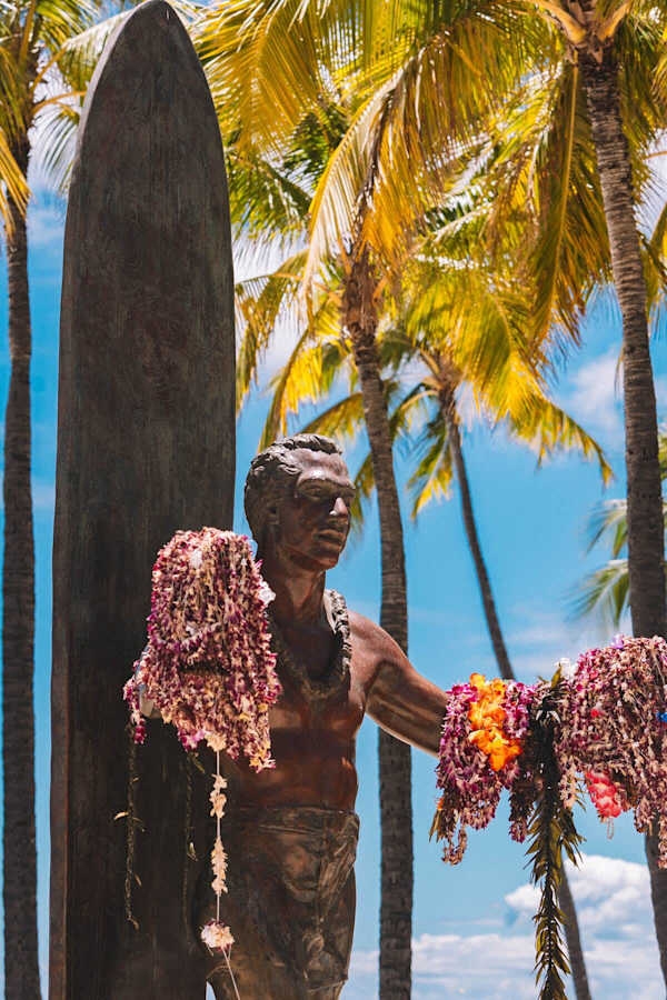 Feeling the spirit of Waikiki! Immerse yourself in the heart of Hawaii, just a stone's throw from the iconic Duke Kahanamoku statue and the world-famous Waikiki Beach, for a truly unforgettable experience.