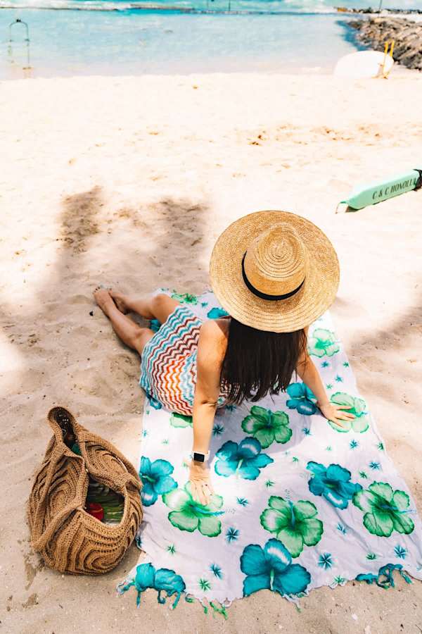 Escape to paradise! Imagine yourself soaking up the sun on Waikiki Beach, just moments from your perfect retreat – your dream Hawaiian vacation awaits.