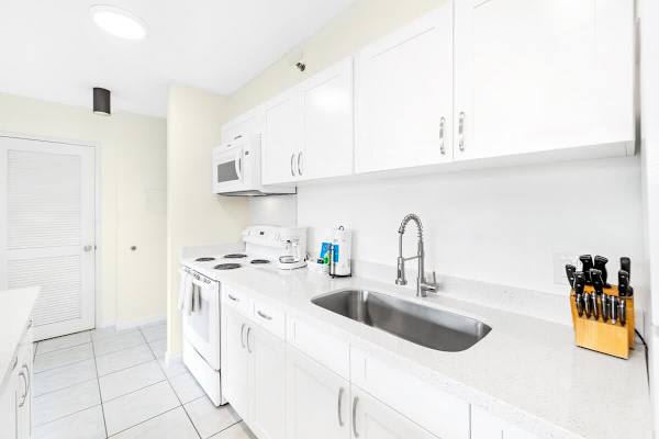 This unit has a fully equipped kitchen perfect for your culinary needs!