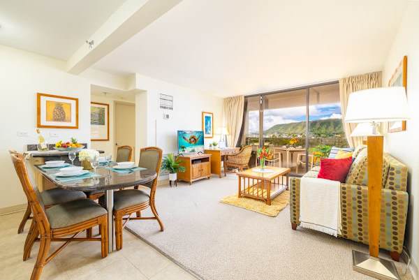 Beautiful 2 bedroom condo with great Diamond Head views, central AC, high speed internet (own modem, 200/10) and smart TV.

Dining area with 4 chairs