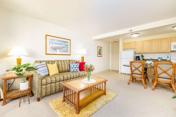 Beautiful 2 bedroom condo with great Diamond Head views, central AC, high speed internet (own modem, 200/10) and smart TV. The sofa is a queen size pull out sleeper sofa