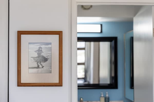 Enjoy the stylish decor, including this lovely Hawaiian-themed art piece, which adds a touch of local charm to the space.