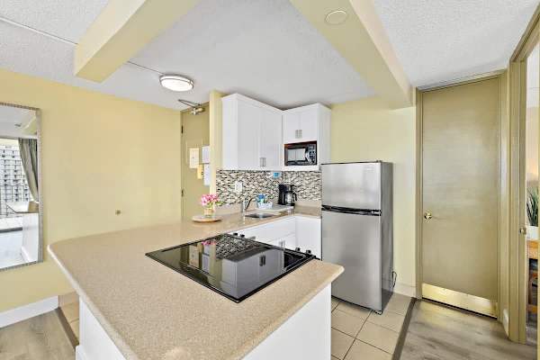 Fully equipped kitchen with coffee maker, blender, kettle, toaster, microwave and rice cooker