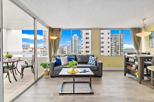 Spacious living room with queen-size pull-out sleeper sofa.