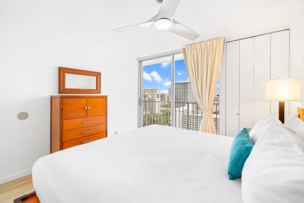 23rd-floor condo w/ pool, sauna & beach access