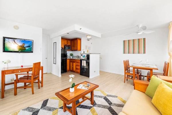 Overview of the living area and kitchen!