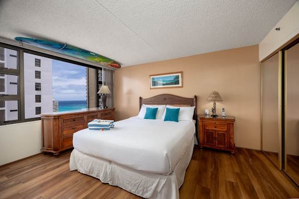 This cozy bedroom features a king-size bed, offering stunning ocean views right from your window, ensuring a serene and luxurious retreat.