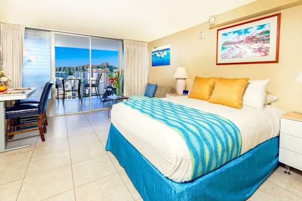 Studio with a queen size bed