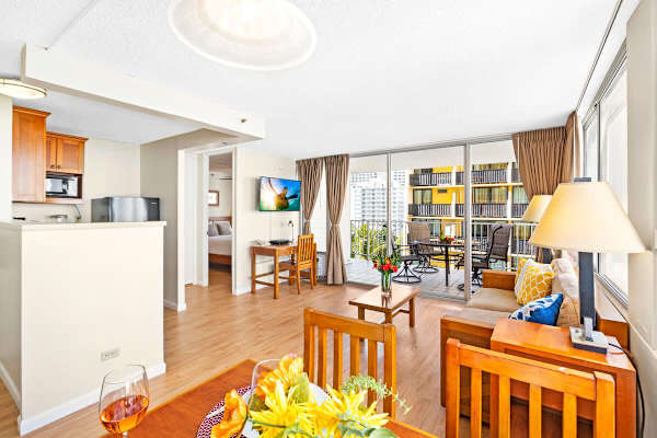 Living room and access to the balcony
