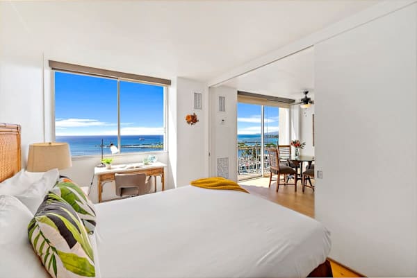 Queen-size bed. The sliding door separates the two ambiances 