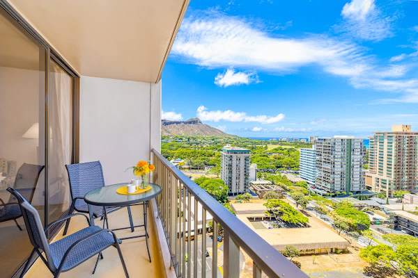 View of the Diamond Head Mountain from the balcony 