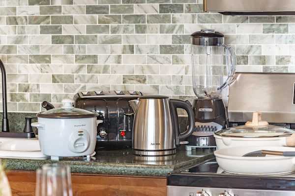 Kitchen appliance and utensils 