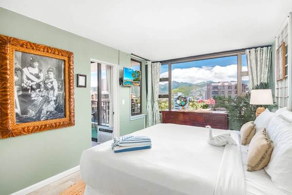 Relax in your bedroom with a king-size bed and 32'' LG Smart TV. Plus, beautiful mountain views.