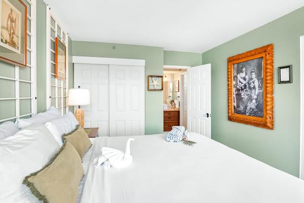 Relax in your bedroom with a king-size bed. Plus, a closet and access to the bathroom.